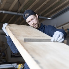 Joonas Sauvulan mielestä puuseppiä on Suomessa sopivasti ja työtilanne on hyvä. 