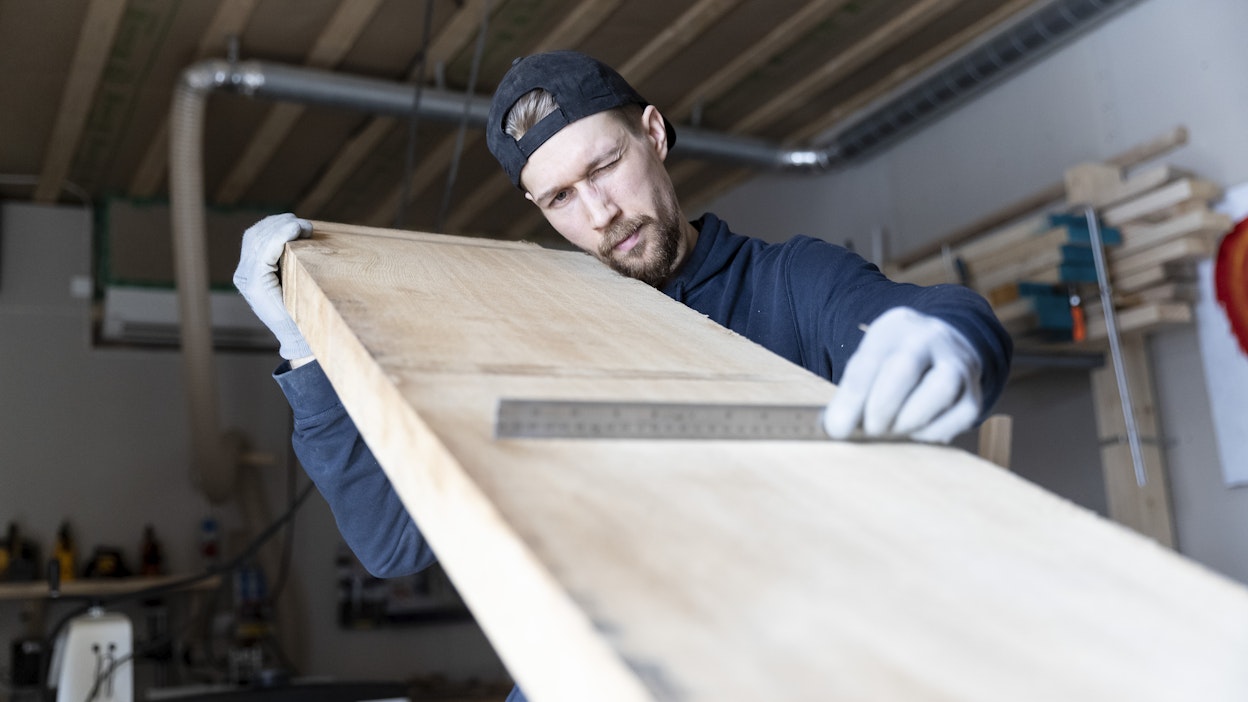 Joonas Sauvulan mielestä puuseppiä on Suomessa sopivasti ja työtilanne on hyvä. 