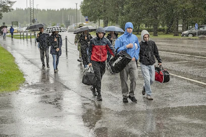 Ajoittainen rankkasade säesti heinäkuun palvelukseenastumiserän saapumista Niinisalon varuskuntaan Kankaanpäässä.
