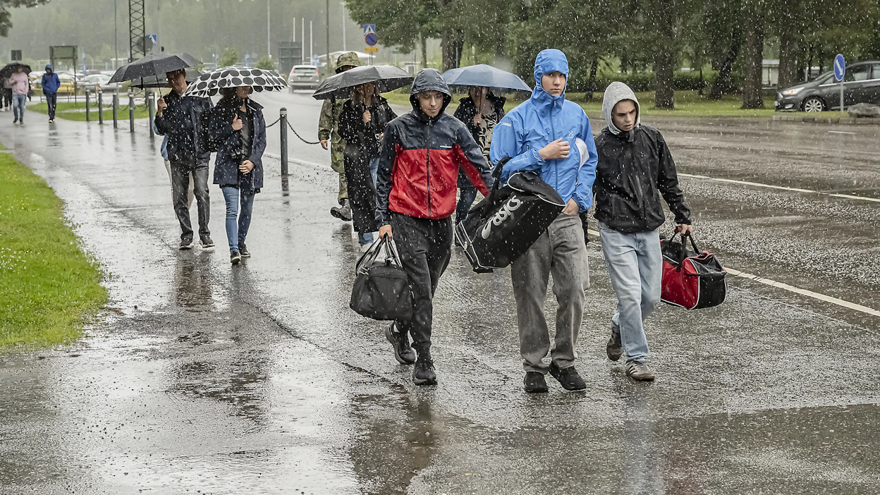 Ajoittainen rankkasade säesti heinäkuun palvelukseenastumiserän saapumista Niinisalon varuskuntaan Kankaanpäässä.
