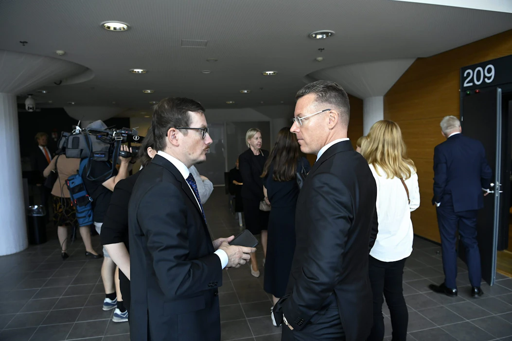 Puolustusvoimien upseerin mukaan toinen HS:n Viestikoekeskus-jutun toimittajista oli häneen yhteydessä jutun tekovaiheessa. Kuvassa HS:n vastaava päätoimittaja Kaius Niemi (vas.) ja asianajaja Timo Ylikantola. LEHTIKUVA / Markku Ulander.