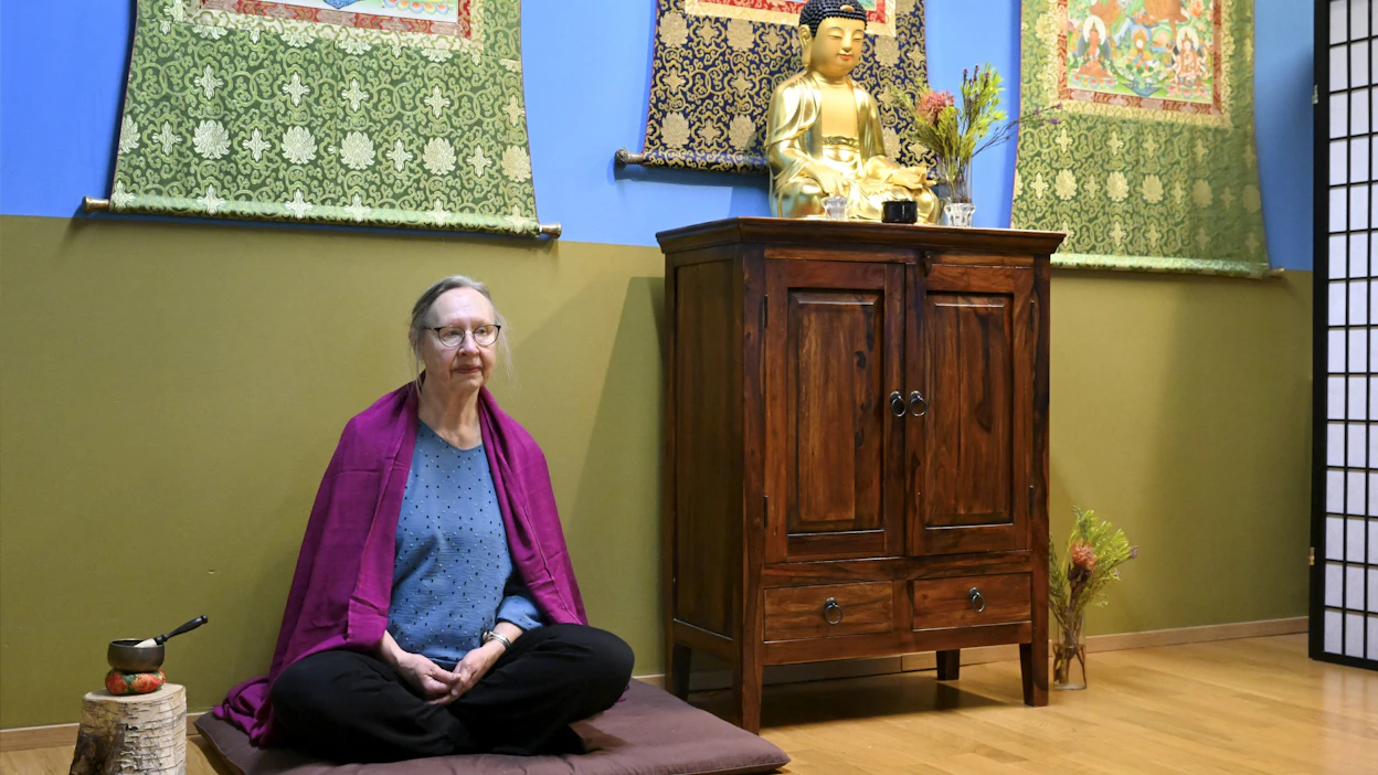 Suomen Buddhalaisen Unionin puheenjohtaja Irma Rinteen mukaan buddhalaisuuteen liittyy useita eri muotoja, kuten esimerkiksi hiljainen meditaatio. LEHTIKUVA / MARKKU ULANDER.