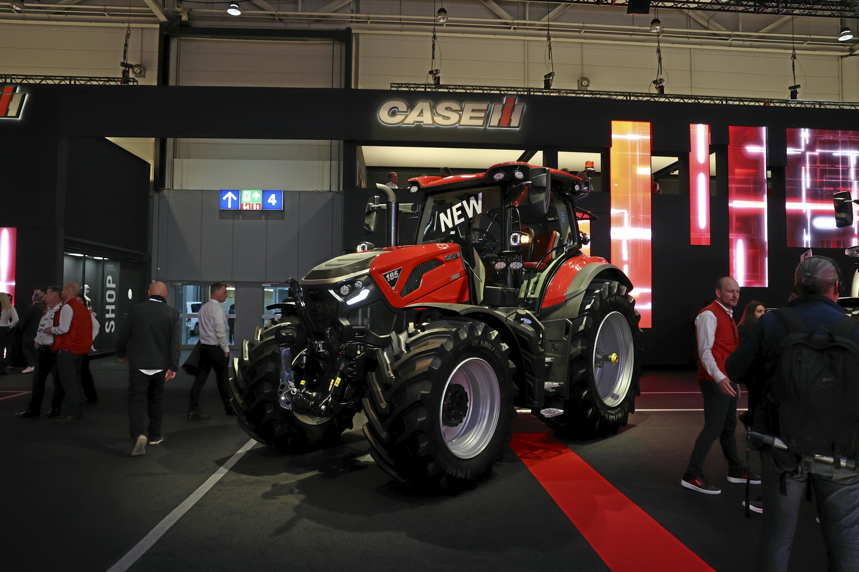 Case IH:n osastolla esiteltiin uuden ohjaamon saanutta lyhyen akselivälin Puma-mallistoa. Kuvan Puma 185 on huippumalli 226 hevosvoiman maksimitehollaan, sen lisäksi uusia malleja ovat Pumat 155 ja 165. Voimansiirtopuolella uutta on kolmen alueen portaaton voimansiirto.