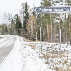 Itärajan raja-asemista jätettiin hallituksen päätöksellä auki vain Suomen pohjoisin rajanylityspaikka Raja-Jooseppi ja kansainvälisen suojelun hakeminen keskitetään sinne. Kuva Parikkalasta Rajavartiolaitoksen tuntumasta.