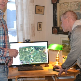 Juha Saarilahti ja Petri Asikainen ovat maatilan tärkeimmän työkalun eli tietokoneen äärellä. Traktorilla ei lähdetä liikkeelle ennen kuin sille on määritelty joku tehtävä. 