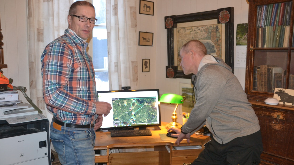 Juha Saarilahti ja Petri Asikainen ovat maatilan tärkeimmän työkalun eli tietokoneen äärellä. Traktorilla ei lähdetä liikkeelle ennen kuin sille on määritelty joku tehtävä.