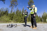 Pasi Aittokumpu ja Mikko Honkala työskentelemässä pelastusharjoituksessa dronen kanssa.