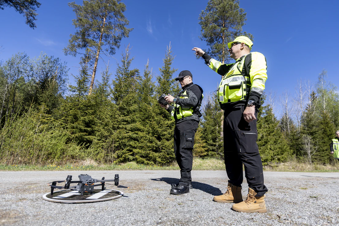 Pasi Aittokumpu ja Mikko Honkala työskentelemässä pelastusharjoituksessa dronen kanssa.