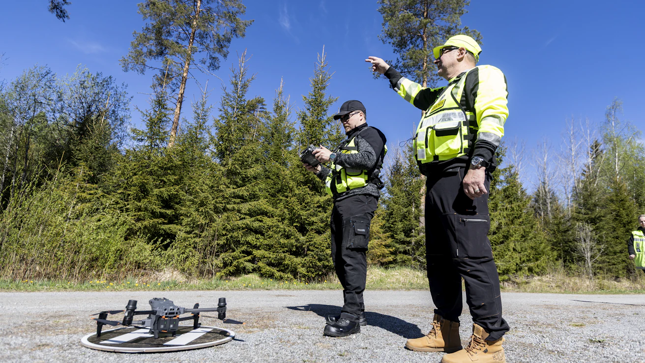 Pasi Aittokumpu ja Mikko Honkala työskentelemässä pelastusharjoituksessa dronen kanssa.