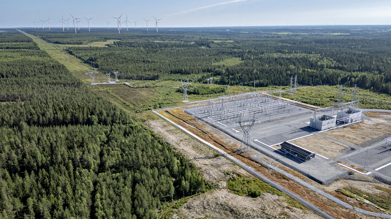 Kärppiön sähköaseman viereen Teuvalla kaavaillaan energiavarastoja ja datakeskusta. Taustalla näkyy EPV Tuulivoiman Paskoonharjun tuulivoimapuisto.