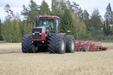 Strömbergin tilan yrittäjät hankkivat Case IH 9330 Steiger -traktorin muokkauskoneiden veturiksi. Vuosimallia 1996 oleva ja vain 4 700 tuntia ajettu kone löytyi USA:sta. Runko-ohjattavaan traktoriin päädyttiin, koska sen paino jakautuu vedossa tasan kummallekin akselille.