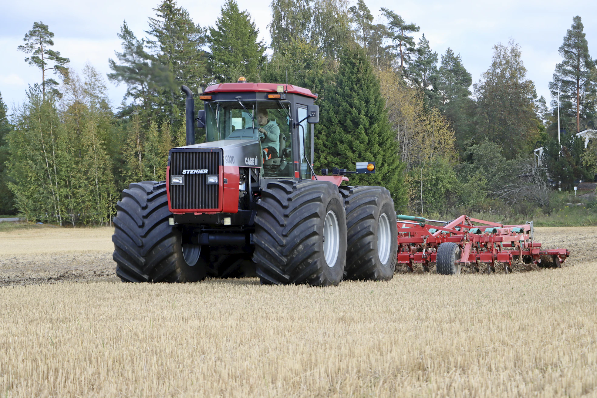 Strömbergin tilan yrittäjät hankkivat Case IH 9330 Steiger -traktorin muokkauskoneiden veturiksi. Vuosimallia 1996 oleva ja vain 4 700 tuntia ajettu kone löytyi USA:sta. Runko-ohjattavaan traktoriin päädyttiin, koska sen paino jakautuu vedossa tasan kummallekin akselille.
