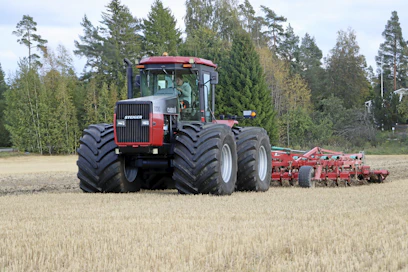 Strömbergin tilan yrittäjät hankkivat Case IH 9330 Steiger -traktorin muokkauskoneiden veturiksi. Vuosimallia 1996 oleva ja vain 4 700 tuntia ajettu kone löytyi USA:sta. Runko-ohjattavaan traktoriin päädyttiin, koska sen paino jakautuu vedossa tasan kummallekin akselille.