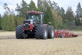 Strömbergin tilan yrittäjät hankkivat Case IH 9330 Steiger -traktorin muokkauskoneiden veturiksi. Vuosimallia 1996 oleva ja vain 4 700 tuntia ajettu kone löytyi USA:sta. Runko-ohjattavaan traktoriin päädyttiin, koska sen paino jakautuu vedossa tasan kummallekin akselille.