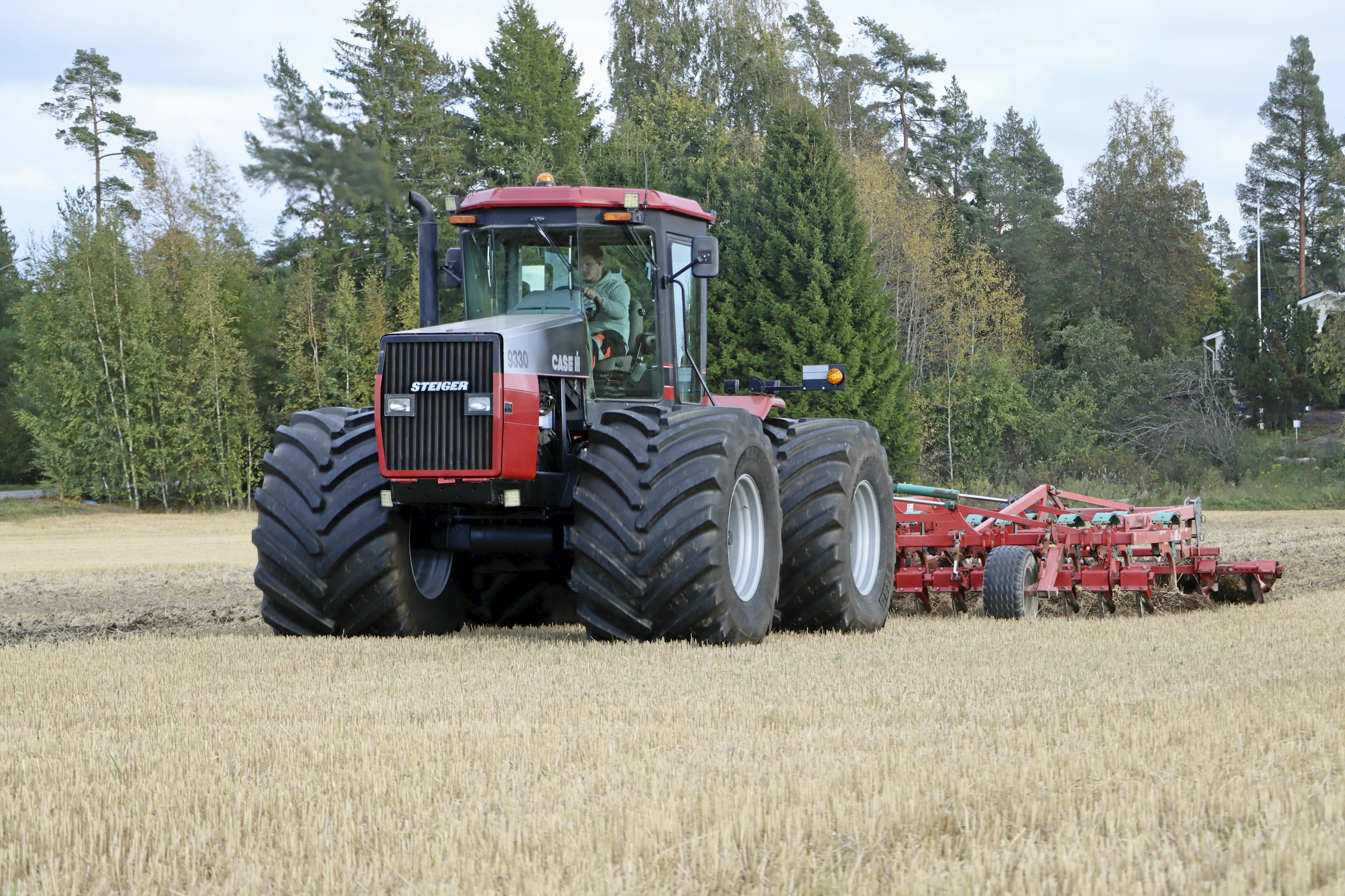 Strömbergin tilan yrittäjät hankkivat Case IH 9330 Steiger -traktorin muokkauskoneiden veturiksi. Vuosimallia 1996 oleva ja vain 4 700 tuntia ajettu kone löytyi USA:sta. Runko-ohjattavaan traktoriin päädyttiin, koska sen paino jakautuu vedossa tasan kummallekin akselille.