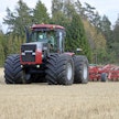 Strömbergin tilan yrittäjät hankkivat Case IH 9330 Steiger -traktorin muokkauskoneiden veturiksi. Vuosimallia 1996 oleva ja vain 4 700 tuntia ajettu kone löytyi USA:sta. Runko-ohjattavaan traktoriin päädyttiin, koska sen paino jakautuu vedossa tasan kummallekin akselille.