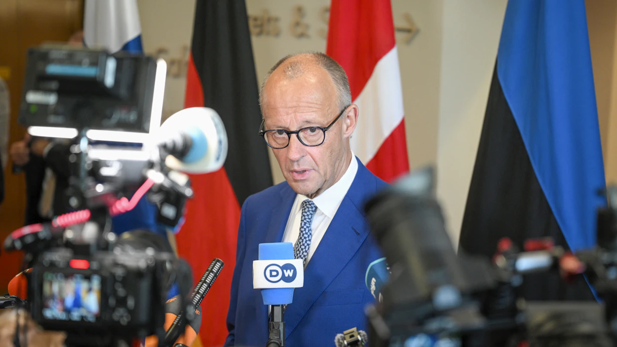 Saksan liittokansleri Friedrich Merz puhui toimittajille arktisessa huippukokouksessa Rovaniemellä maanantaina. JOUNI PORSANGER / LEHTIKUVA.