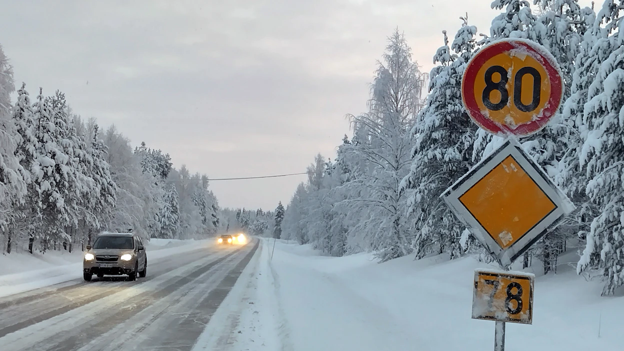 Suurin osa valtatie 78:n autoilijoista ei välitä talvi- ja pimeänajan alennetusta nopeusrajoituksesta.