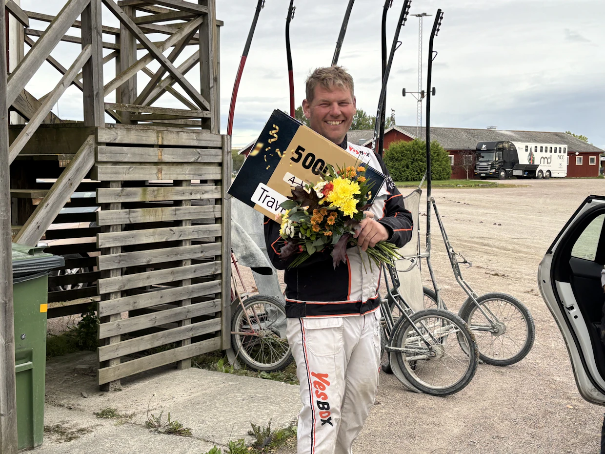 Fredrik Wallininilla oli hymy herkässä Örebron tallialueella E3-finaalin voiton jälkeen.