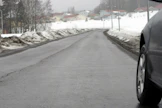 Tuulilasivaurion riski kasvaa keväällä, kun tiellä on talven jäljiltä hiekkaa ja irronneita nastoja.