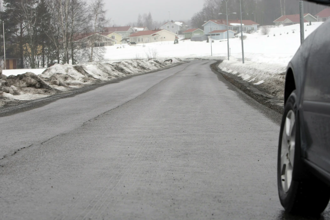Tuulilasivaurion riski kasvaa keväällä, kun tiellä on talven jäljiltä hiekkaa ja irronneita nastoja.