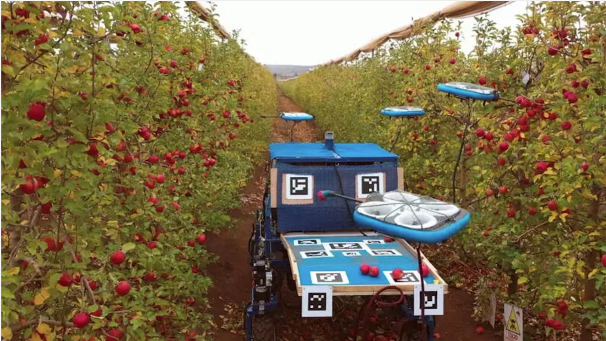 Israelilainen Tevel ei ollut mukana Finndronessa, mutta käy mainiosti esimerkkinä droonien mahdollisuuksista.  Droonit ovat jatkuvasti kiinni telakkavaunussa, joka toimii samalla korjattujen hedelmien välivarastona.