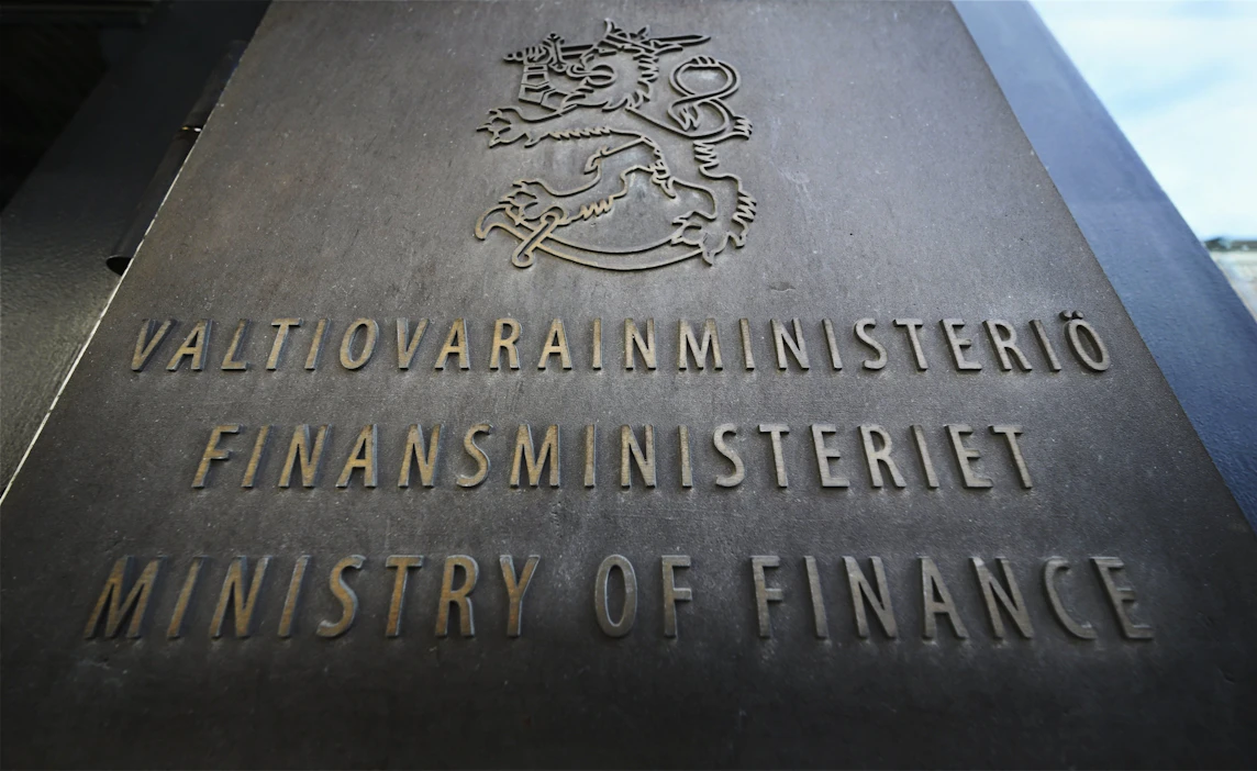 Uusi hallitus ei voisi enää myydä esimerkiksi valtion omistamia osakkeita puolustushankintoja tai väylä- ja raidehankkeita varten. MARKKU ULANDER / LEHTIKUVA.
