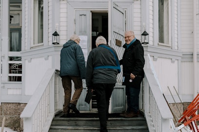 Kari Kotirinta tervehtii tulijoita. 