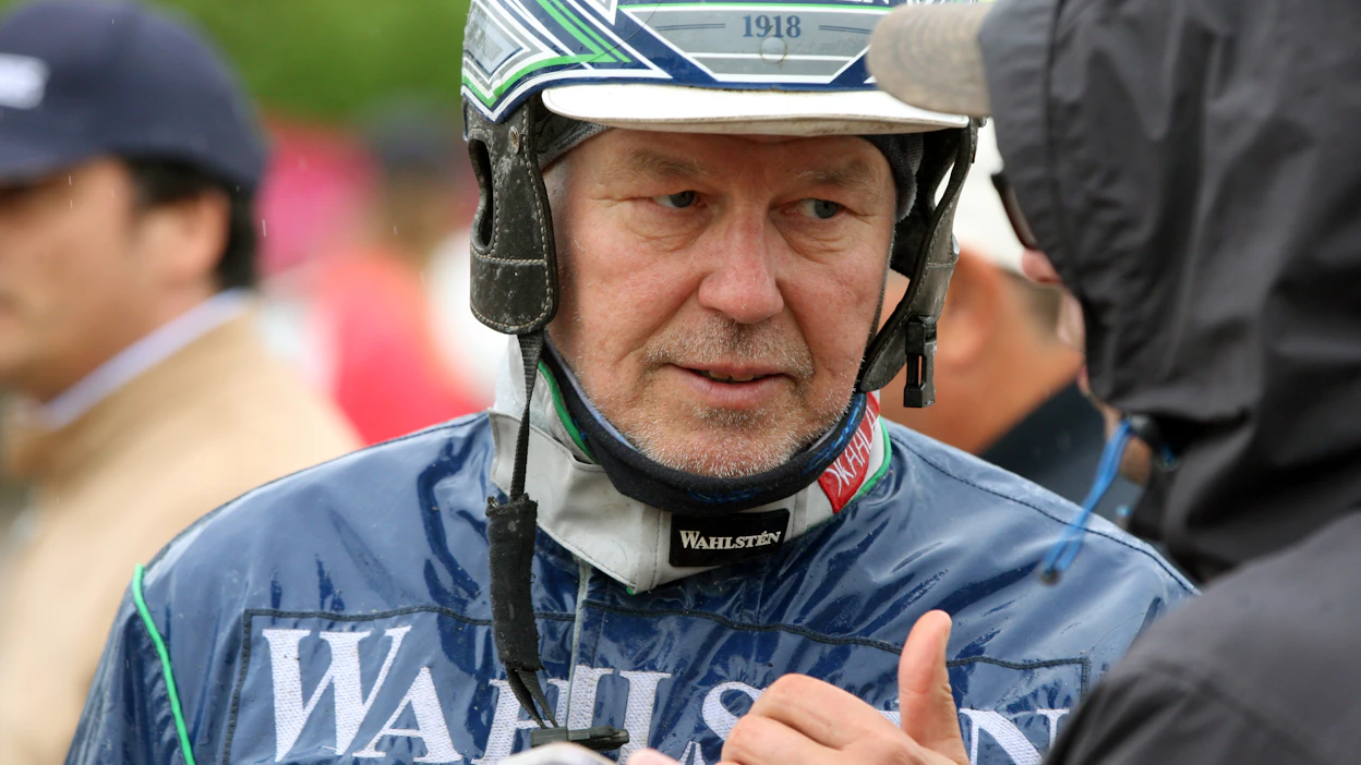 Timo Nurmos on jo voittanut Solvallan valmentajaliigan 2024. Talli on vähemmän yllättävästi paljon vartijana kotiradan 75-jackpotissa lauantaina.