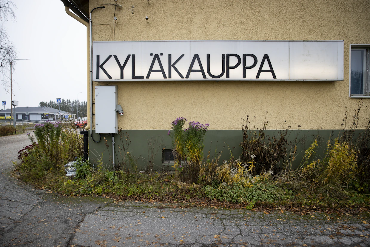 Pyhessä on ollut kauppatoimintaa yhtäjaksoisesti jo 1800-luvulta lähtien. Nykyinen kaupparakennus on peräisin 1940-luvulta.