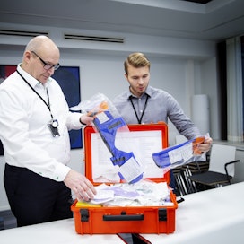 Huoltovarmuuskeskus (HVK) huolehtii muun muassa siitä, että Suomessa on poikkeustilanteiden varalta riittävästi esimerkiksi terveydenhuoltomateriaaleja. Mikko Matikkala ja Matti Mattila tutkivat sidetarvelaatikkoa.