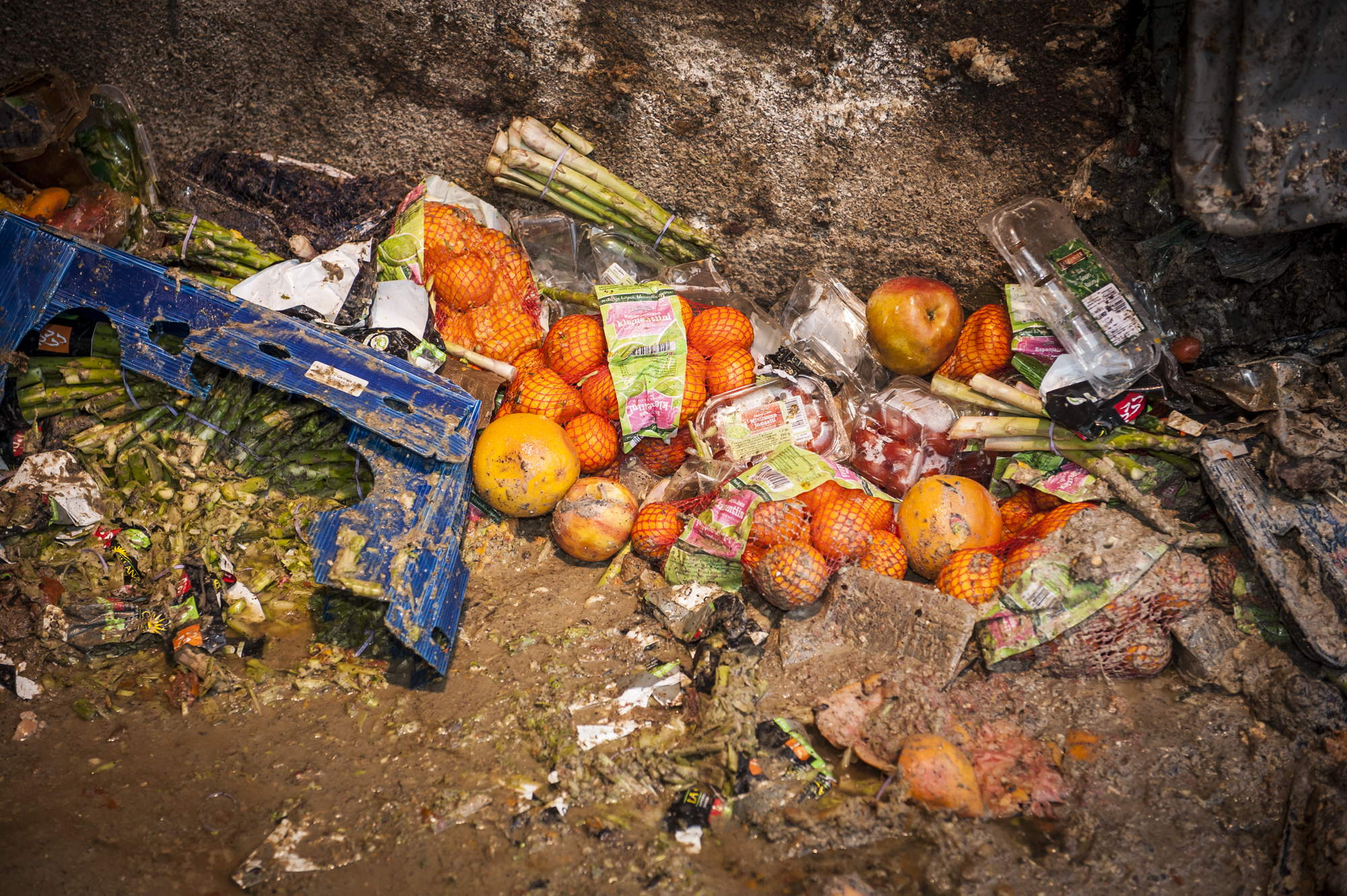 Kaupoissa myymättä jääneet elintarvikkeet laitetaan erityiseen ”pakkauksellisen biojätteen” keräykseen.