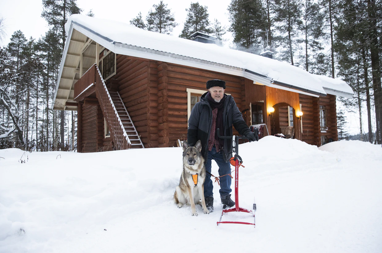 Sakari Kukko löysi Kuhmosta oman paratiisinsa. Kukon talvisiin arkirutiineihin kuuluu lenkki potkukelkalla Zaju-koiran vetämänä.