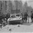 Suomalaissotilaat tutkivat taisteluissa tuhoutunutta Neuvostoliiton hyökkäysvaunua Vienan Karjalassa Vuokkiniemen Ounasniemessä 16.7.1941.