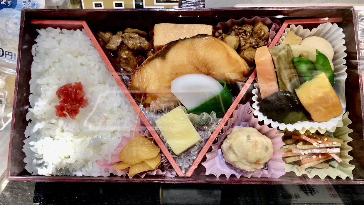 Ekiben- eli bento-laatikosta on myymälässä esillä kuvan lisäksi myös usein muovista tehty malliannos, tässä suosituimmasta annoksesta. Muoviset ruoka-annokset ovat tavallisia myös ravintoloiden ikkunoissa ja ulkopuolella.