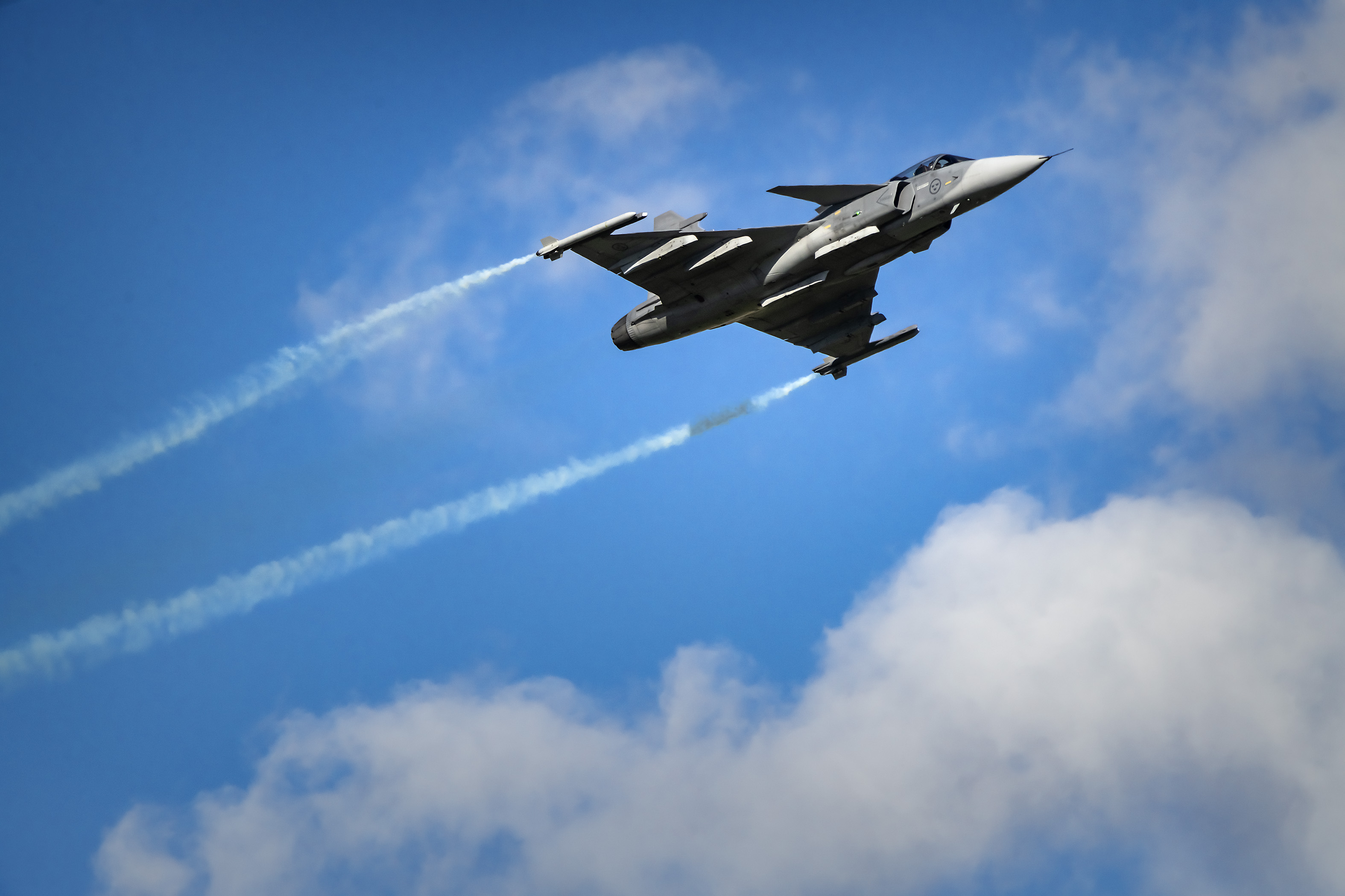 Hävittäjähankinnat ovat hintaluokaltaan miljardiluokan sijoituksia puolustukseen.