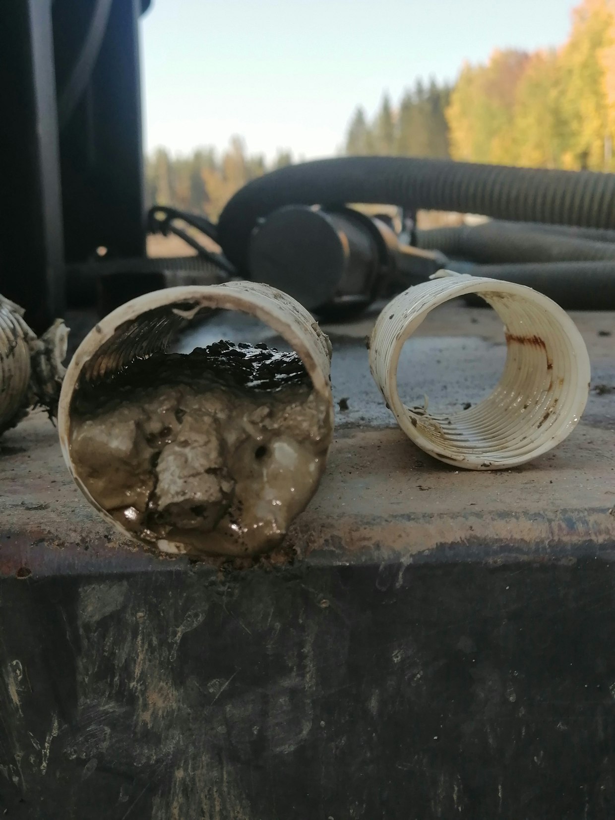 Kun putkeen kertyneen sedimentin puhdistus tehdään ajoissa, aukeavat myös reijät helpommin, kuten kuvan esimerkki näyttää. Kannattaa muistaa, että nykyisin käytetty suutinpaine (pumpulla 35–50 bar) ei tahdo enää riittää, jos putkikoko kasvaa. Halkaisijaltaan 50–65 millinen putki riittää kyllä, kunhan se pidetään säännöllisellä huuhtelulla auki.