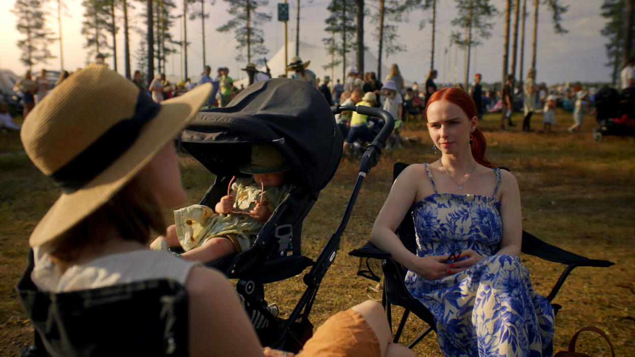 Lapsena Julia odotti Suviseuroja koko vuoden. Nyt hän on eronnut liikkeestä, mutta haluaa silti osallistua tapahtumaan.