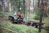 Tässä kokeilussa mönkkäri ajettiin tarkoituksella mäkeen jumiin. Omalla vinssillä vetäen yhdistelmä nousi silti mäen päälle. Polaris Sportsman 570.