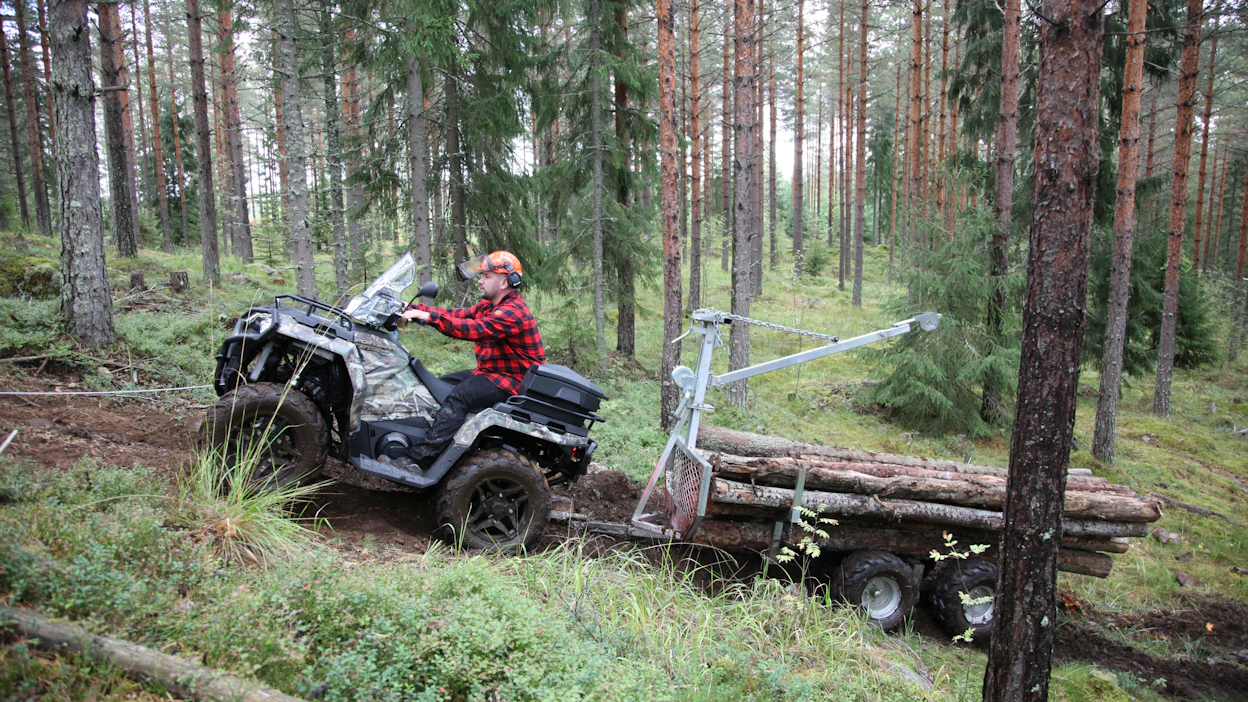 Tässä kokeilussa mönkkäri ajettiin tarkoituksella mäkeen jumiin. Omalla vinssillä vetäen yhdistelmä nousi silti mäen päälle. Polaris Sportsman 570.