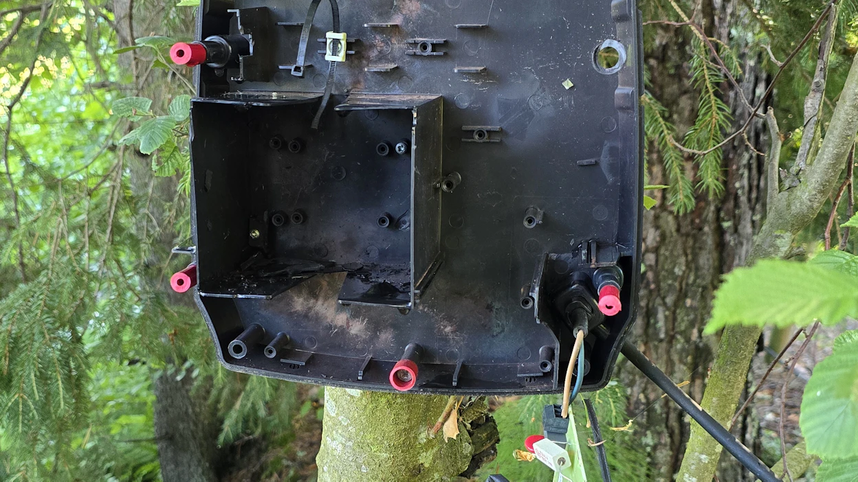Hollolalaisen Kirsi Tervon hevoslaitumen sähköpaimen oli ukkosen aikana irti verkkovirrasta, mutta ilmeisesti aitaan iskenyt salama poltti paimenen ja pimensi lähirakennukset.