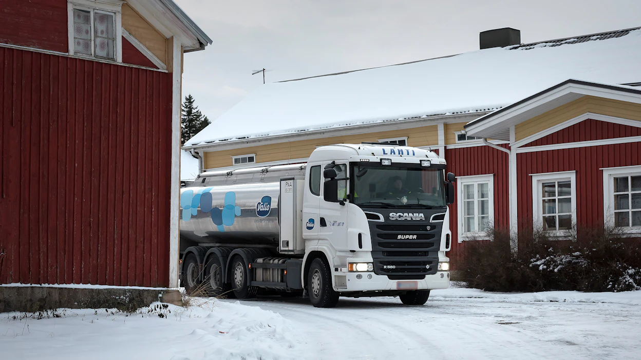 ”Suomalaisen viljelijän ylle pitäisi sovittaa pikemminkin sankarin viittaa”, perussuomalaisten ohjelmassa sanotaan, sillä maanviljely on ratkaisu eikä ympäristörikos.