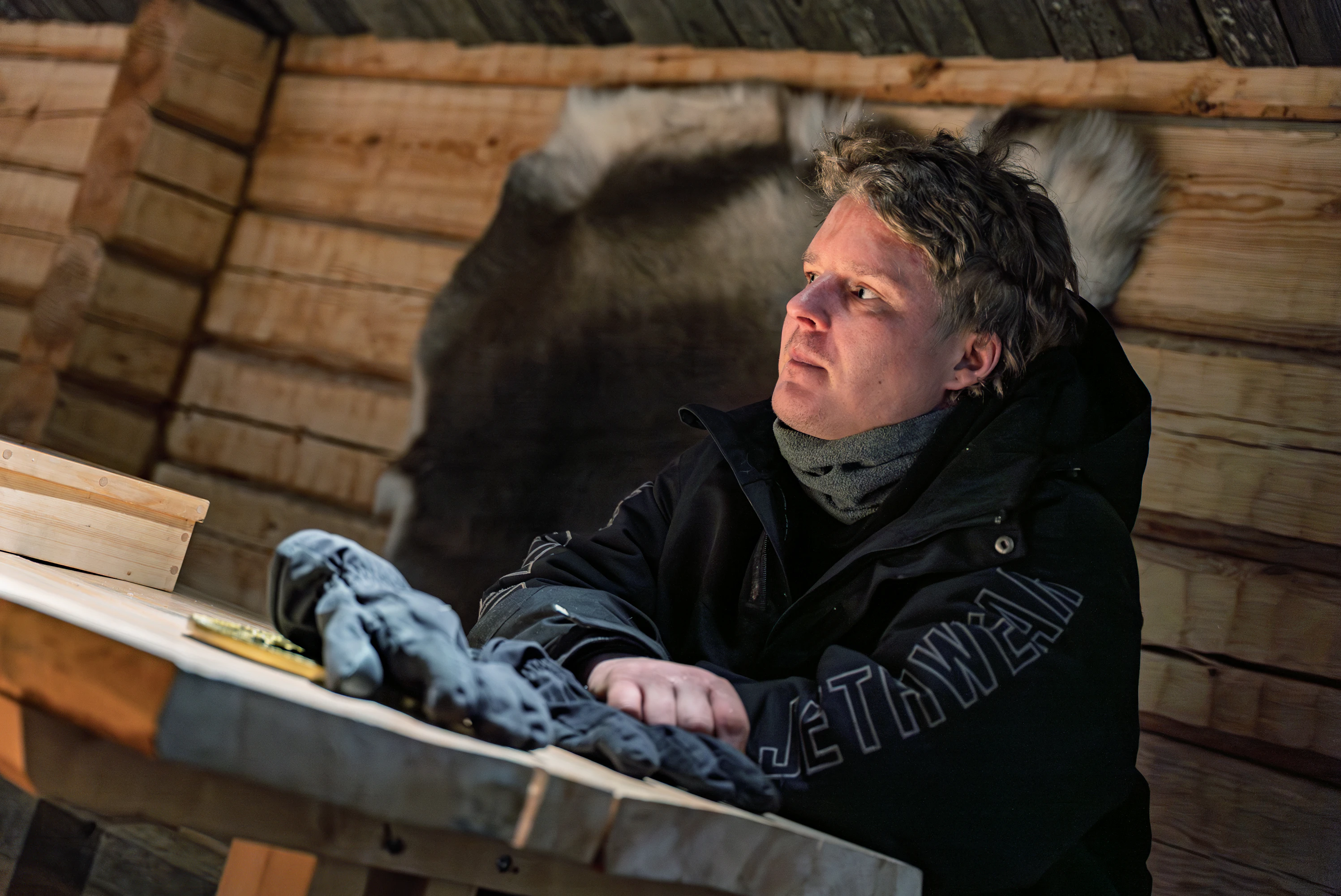 Johannes Riekki voi viettää aikaa myös asiakkaiden kahvitukseen tarkoitetussa turvekattoisessa hirsikammissa.