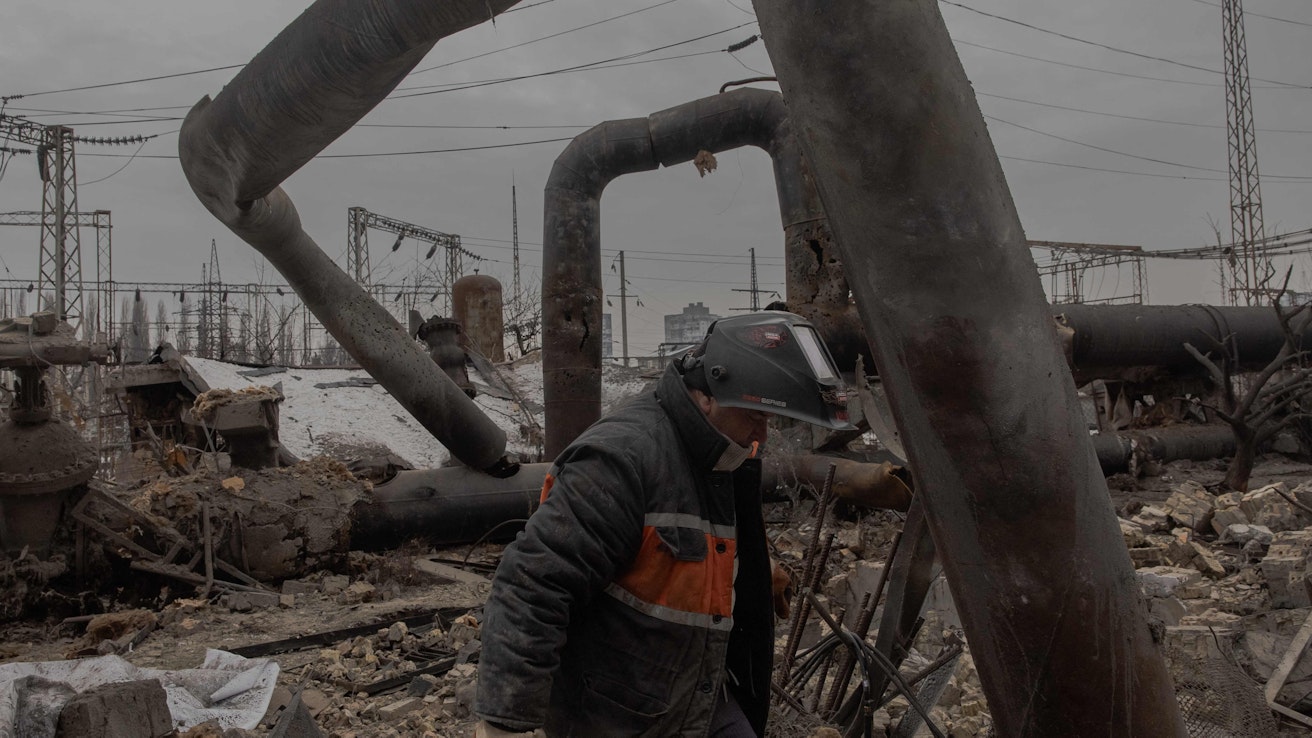 Työntekijä korjaamassa Venäjän tekemän iskun tuhoja Darnytskan yhdistetyssä lämpö- ja sähkövoimalaissa 4.2.2026. Kuvituskuva