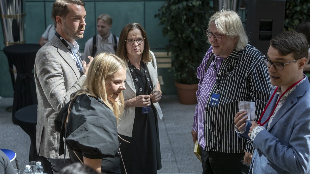 MTK:n elinvoimajohtaja Päivi Nergin (kolmas vasemmalta) mukaan suhtatuminen suomalaiseen maatalouteen oli muuttunut selkeästi positiivisemmaksi.