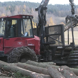 Puiden kuljettaminen on ratkaisevan tärkeä lenkki metsäteollisuuden tuotantoketjussa.