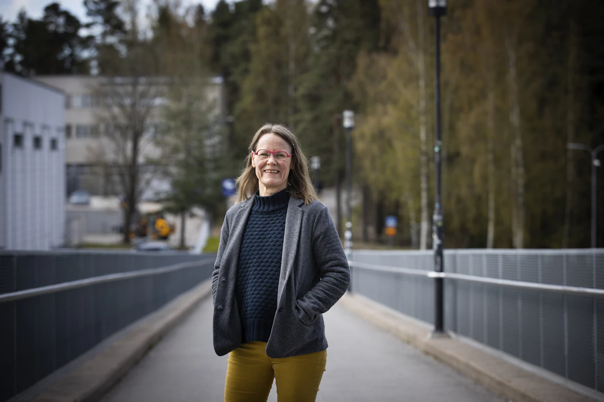 Lastenkirjailijalle tärkeä taito on jäädä ihmettelemään kaikkein arkisimpia asioita – kuten vaikka asfalttia. Niin lapsetkin tekevät.