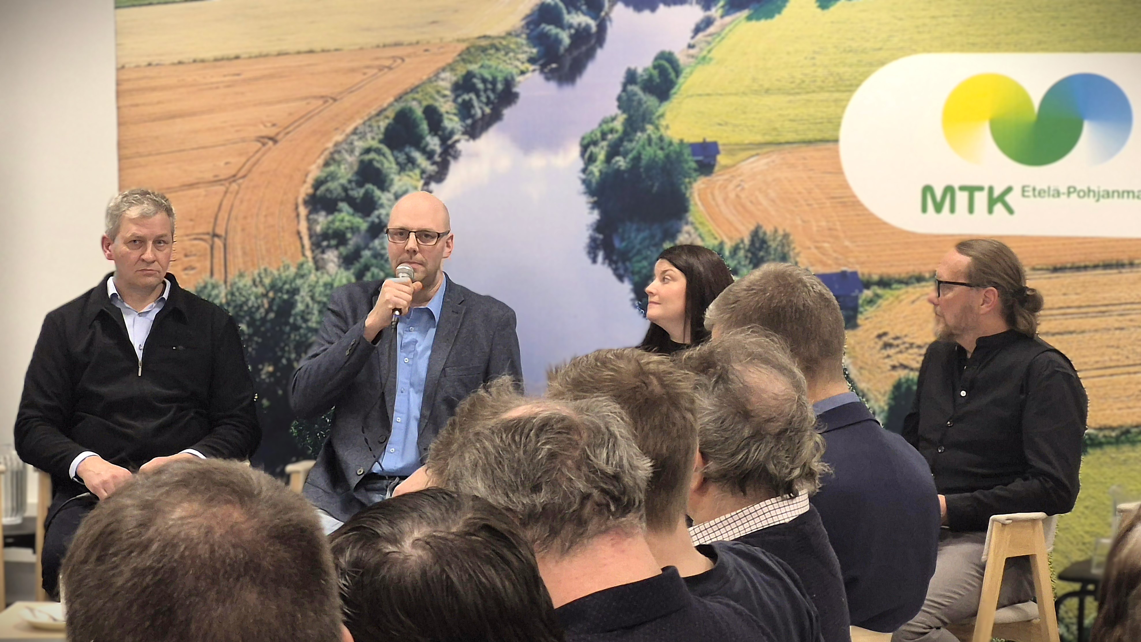 Kyösti Marttila, Mikko Mäki-Latvala ja Sofia Lähteenmäki kertoivat tilojensa arjesta MTK:n pj-paneelin yhteydessä Kauhajoella. Simo Ralli tenttasi.