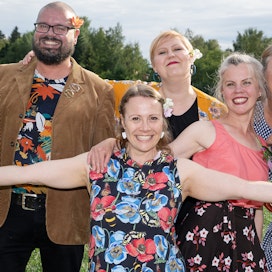 Lauluyhtye Kärhämä esiintyi Mallusjoen Takinkääntöviikolla viiden jäsenen kokoonpanolla. Kuvassa yhtyeen jäsenistä etualalla Lotta Jalava sekä takarivissä vasemmalta oikealle Ville Jokela, Anni Jerrman, Outi Munter ja Ilona Kiviniemi.