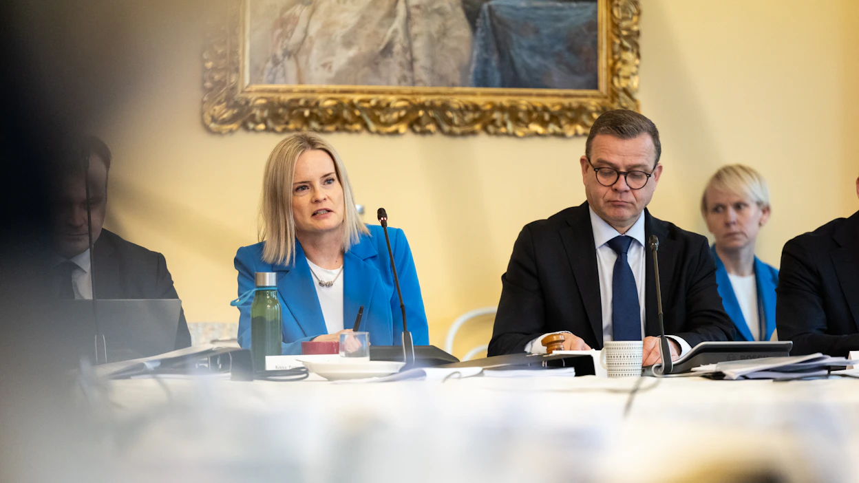 Kirjoittaja kritisoi nykypäättäjien toimintaa. Kuvassa valtiovarainministeri Riikka Purra (ps.) ja pääministeri Petteri Orpo (kok.). Kuvituskuva